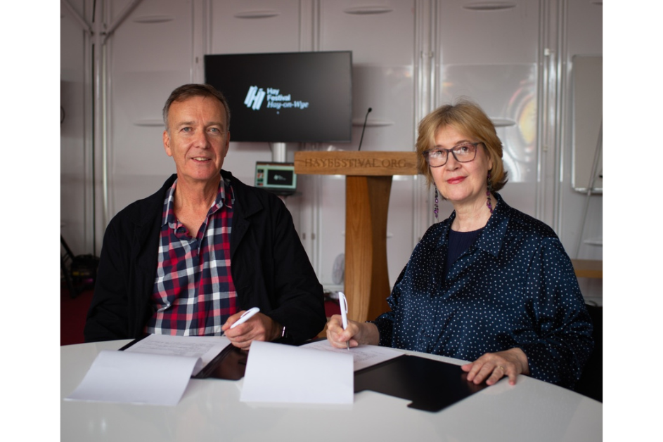 Photograph of Paul Thompson and Maggie Russell / Ffotograff o Paul Thompson a Maggie Russell