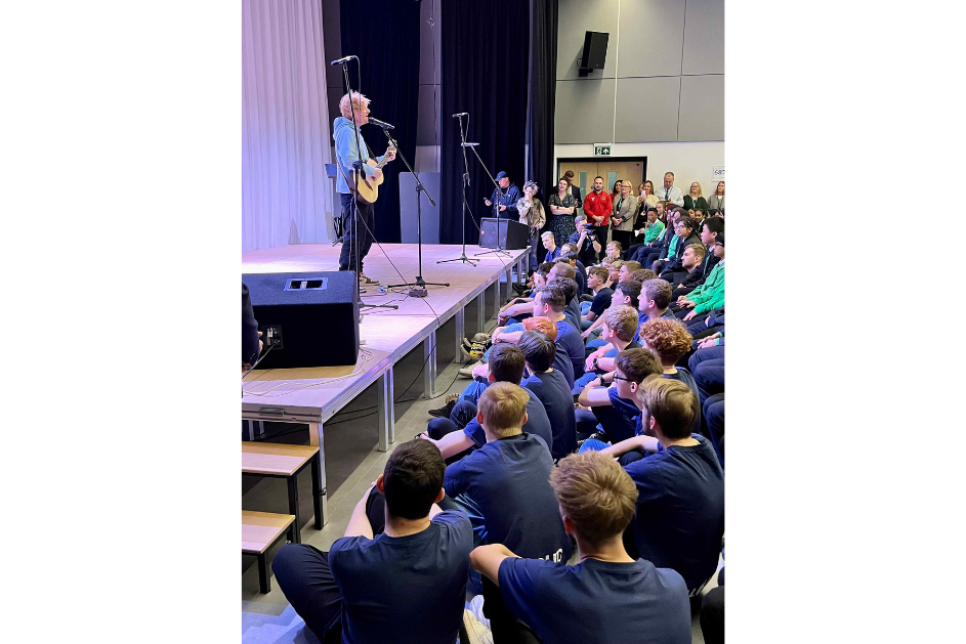 Photograph - Ed Sheeran onstage in front of audience / Ffotograff o Ed Sheeran ar lwyfan o flaen cynulleidfa