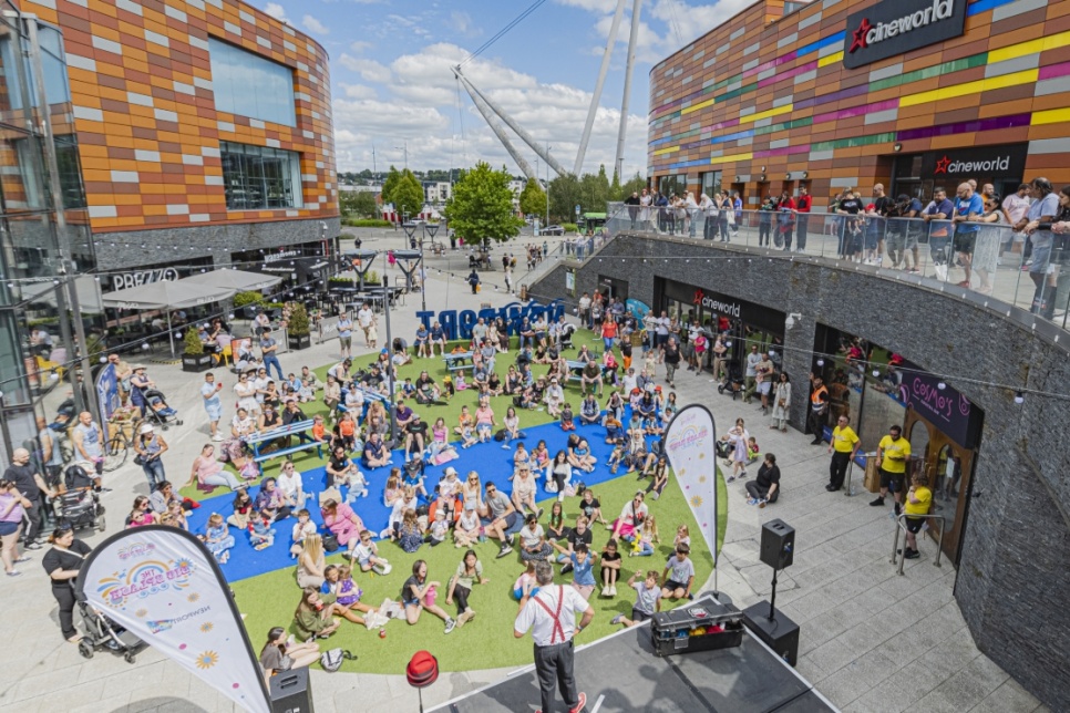 Photograph of an outdoor event / Ffotograff o ddigwyddiad tu-allan