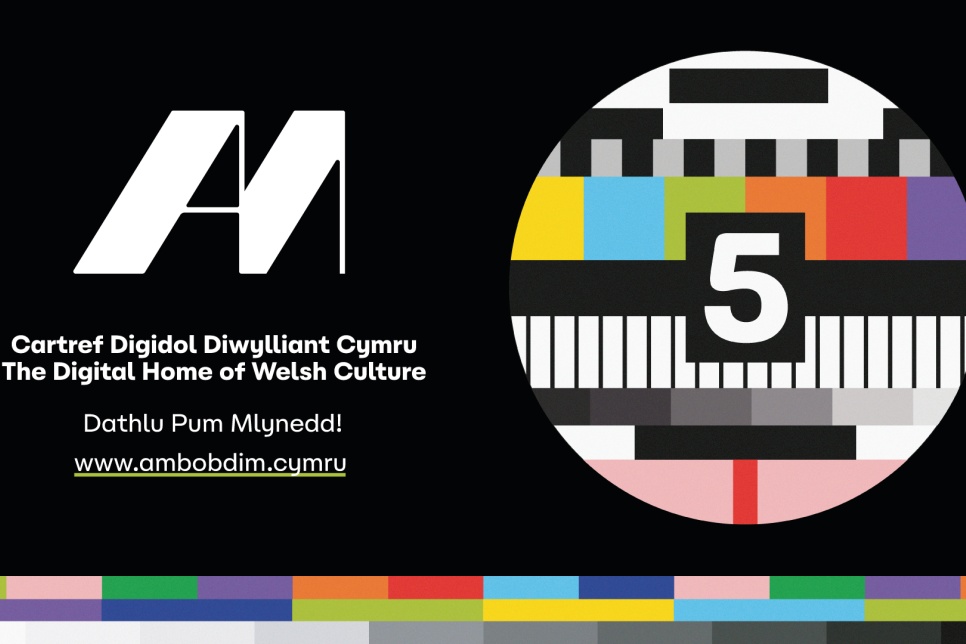 Delwedd du a gwyn gyda phatrwm lliwgar a'r rhif 5 ochr yn ochr â logo Am / Black and white image with colourful pattern and the number 5 alongside Am's logo