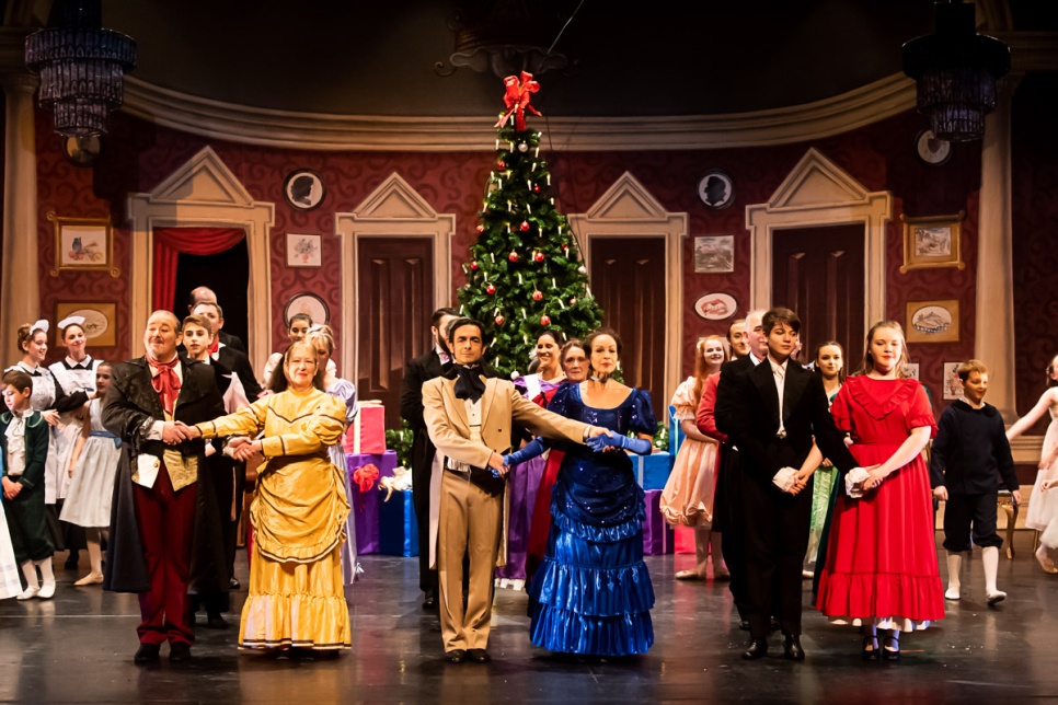 Image of a number of performers on an opera stage / Delwedd o nifer o berfformwyr ar lwyfan opera 