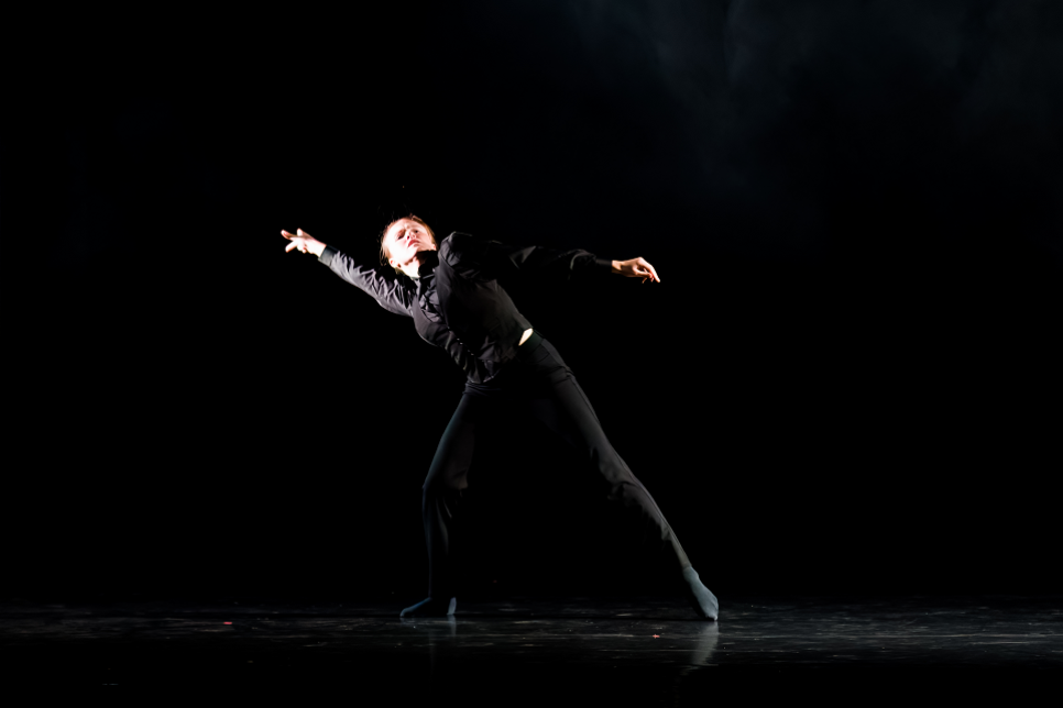 Image of a dancer on stage / Delwedd o ddawnsiwr ar lwyfan 