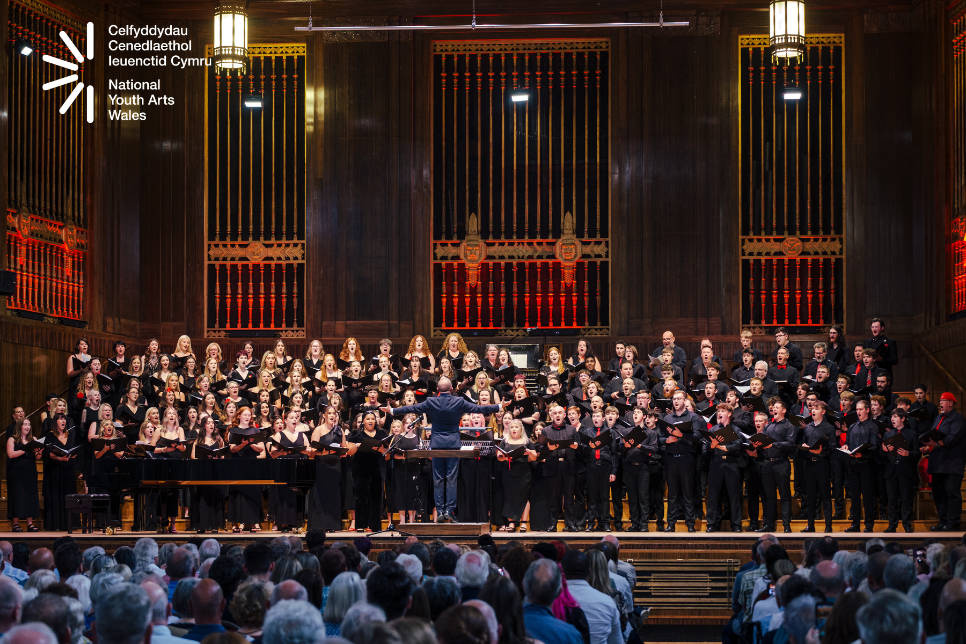 An image of a choir on stage / Delwedd o gôr ar lwyfan  