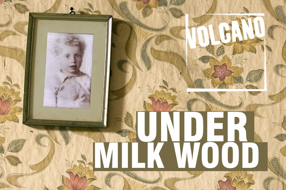 Poster –‘Under Milk Wood’ appears in front of old-fashioned wallpaper and a picture of a young Dylan Thomas / Mae ‘Under Milk Wood’ yn ymddangos o flaen papur wal hen ffasiwn a llun o Dylan Thomas yn ifanc