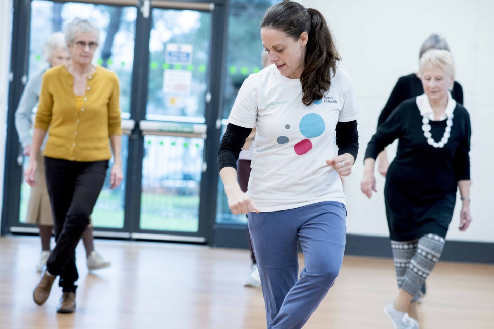 Photograph of people dancing / Ffotograff o bobl yn dawnsio