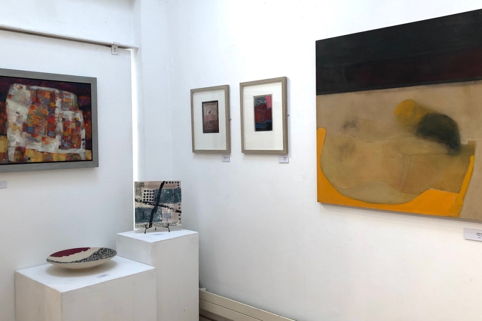 Photograph of art on display / Ffotograff o waith celf yn cael ei arddangos
