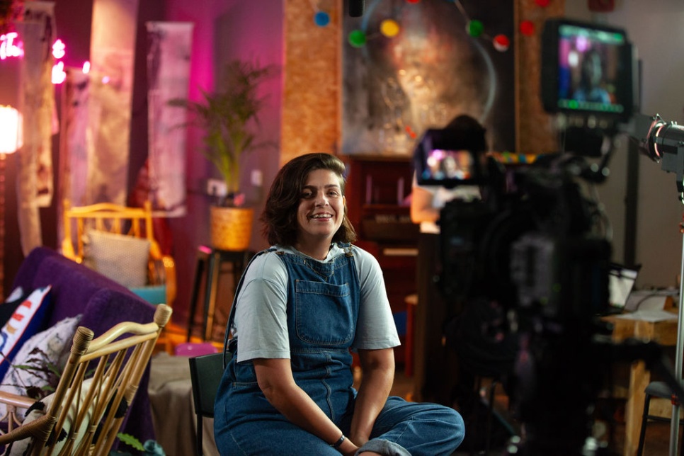 Ffotograff o fenyw yn eistedd ar gadair ar set ffilm / Photograph of a woman sitting on a chair on a film set 