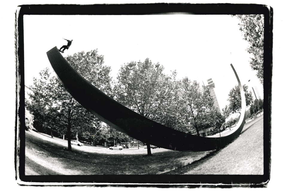 fish eye image of person skateboarding / golwg 'fish eye' o berson yn sglefrfyrddio