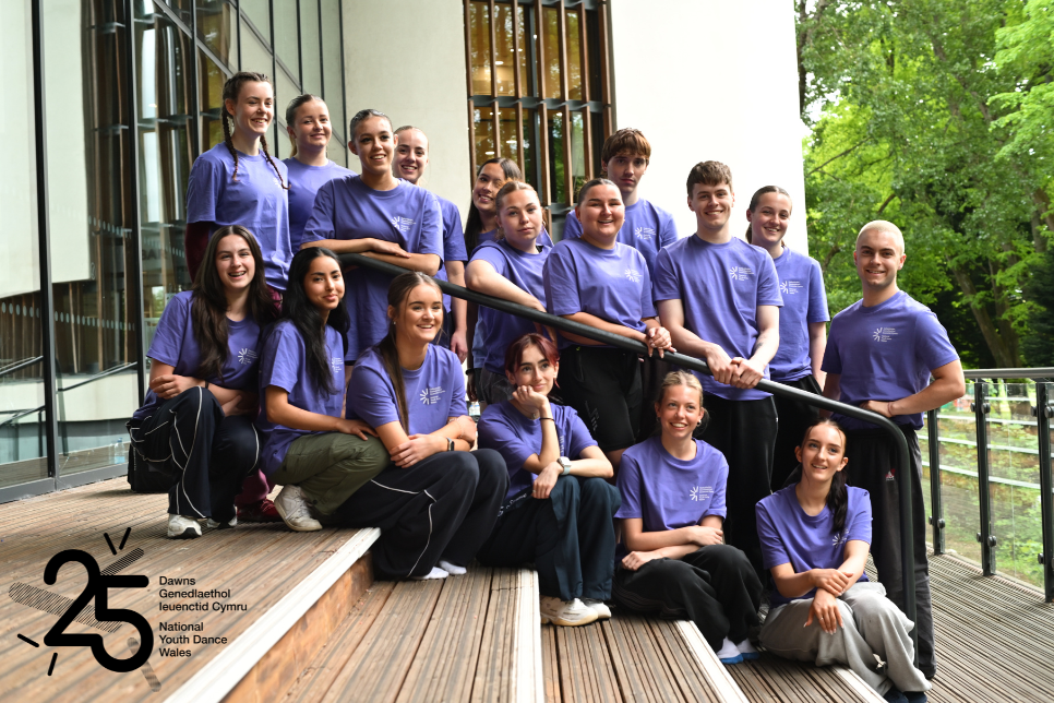Photograph of young dance performers / Ffotograff o berfformwyr dawns ifanc