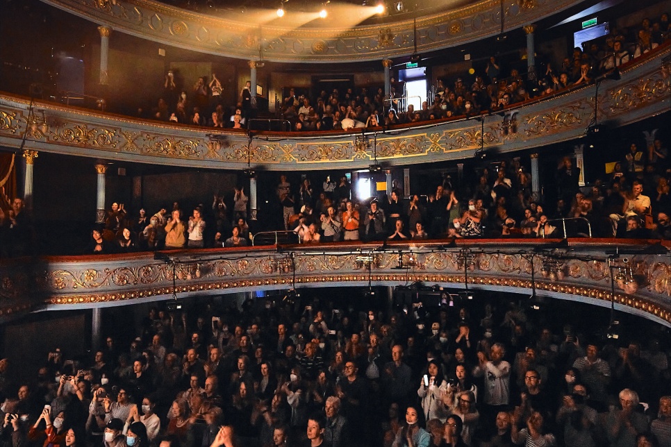Photograph of audience applauding in a theatre / Ffotograff o gynulleidfa yn cymeradwyo mewn theatr