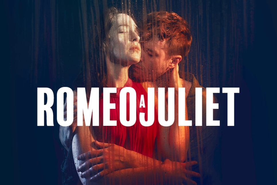 Poster image for Romeo a Juliet. A man and woman in an embrace. / Delwedd poster ar gyfer Romeo a Juliet. Dyn a dynes yn cofleidio.