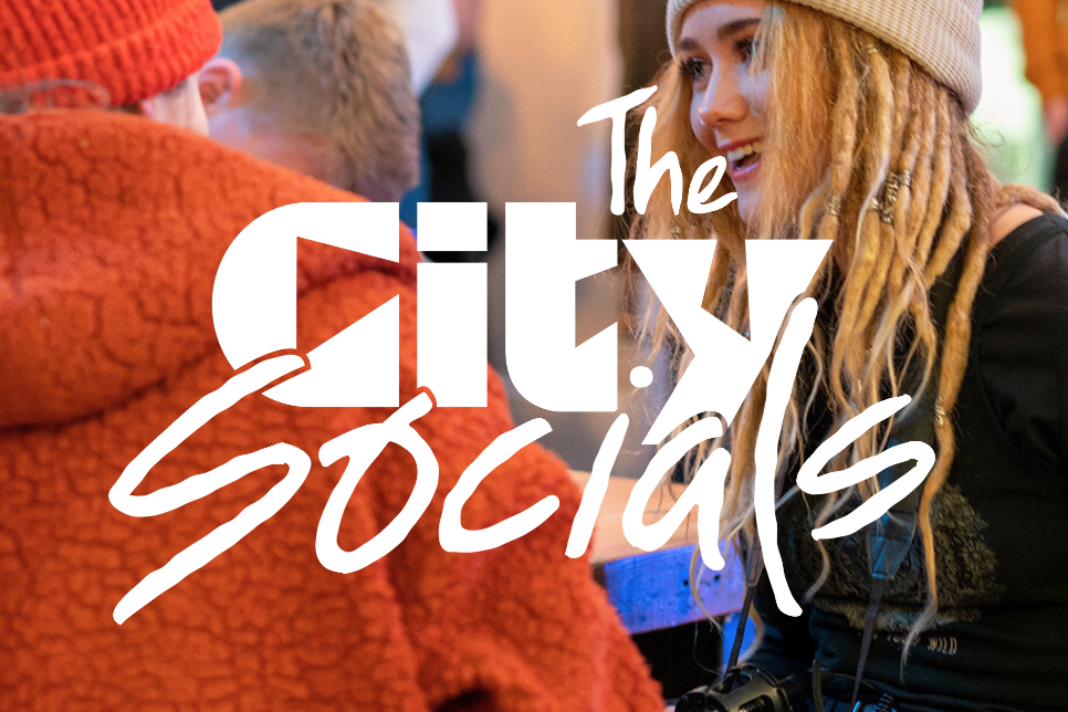 Y teitl, 'The City Socials,' gyda llun o bobl yn siarad yn y cefndir