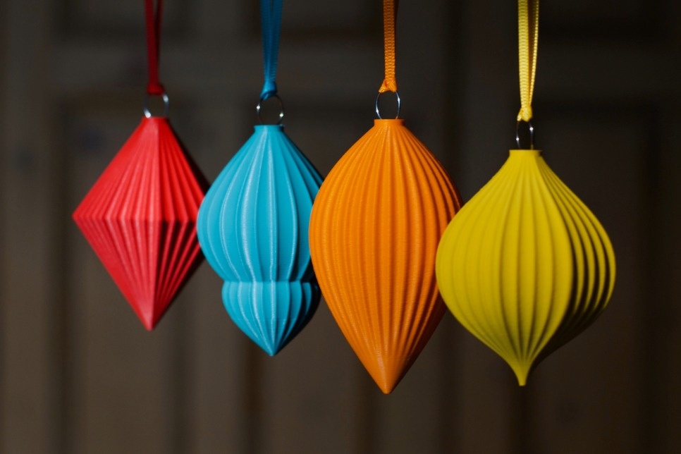 Photograph of colourful hanging ornaments / Ffotograff o addurniadau crog lliwgar