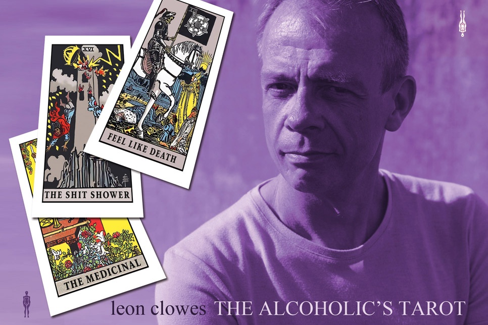 Llun porffor o’r perfformiwr leon clowes gyda lluniau o gardiau Tarot / Picture in purple of the performer leon clowes with pictures of Tarot cards