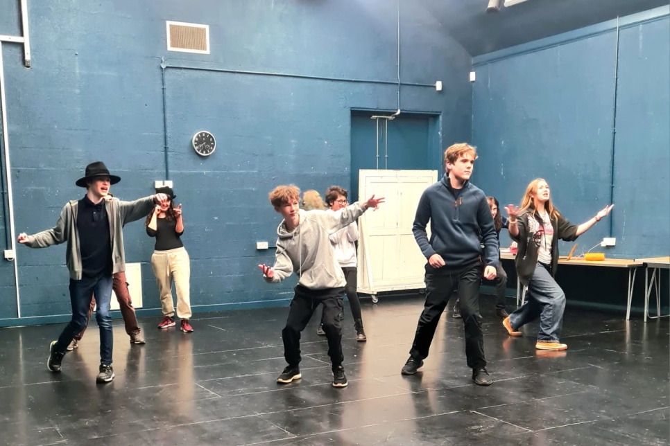 Photograph of Mid Powys Youth Theatre members performing / Ffotograff o aelodau o Theatr Ieuenctid Canol Powys yn perfformio